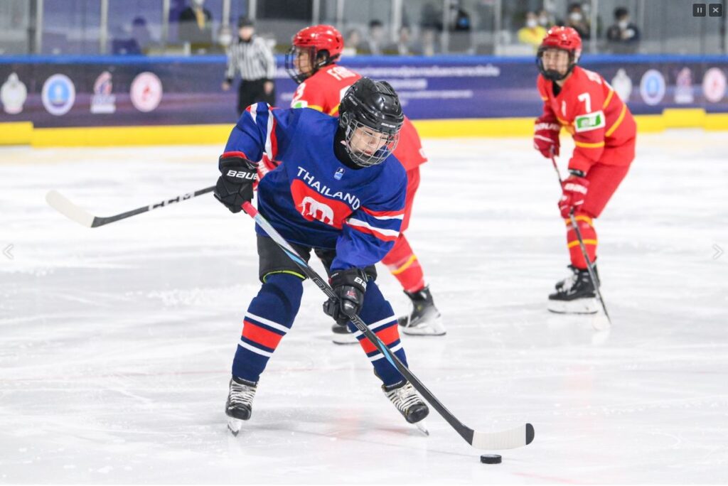 สมเด็จพระนางเจ้าสุทิดา พัชรสุธาพิมลลักษณ พระบรมราชินี ทรงฉลองพระองค์ด้วยชุดนักกีฬาฮอกกี้น้ำแข็งทีมชาติไทย